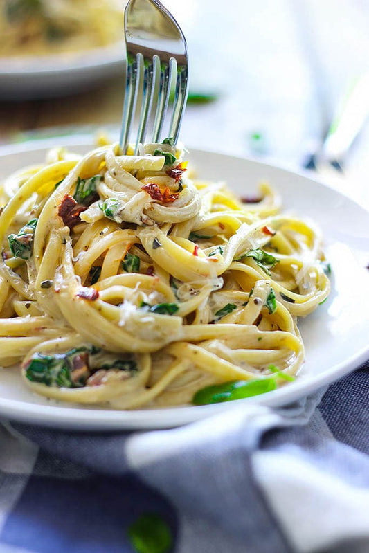 "Creamy Chicken and Mushroom Linguine: A Quick and Flavorful Dinner Recipe"